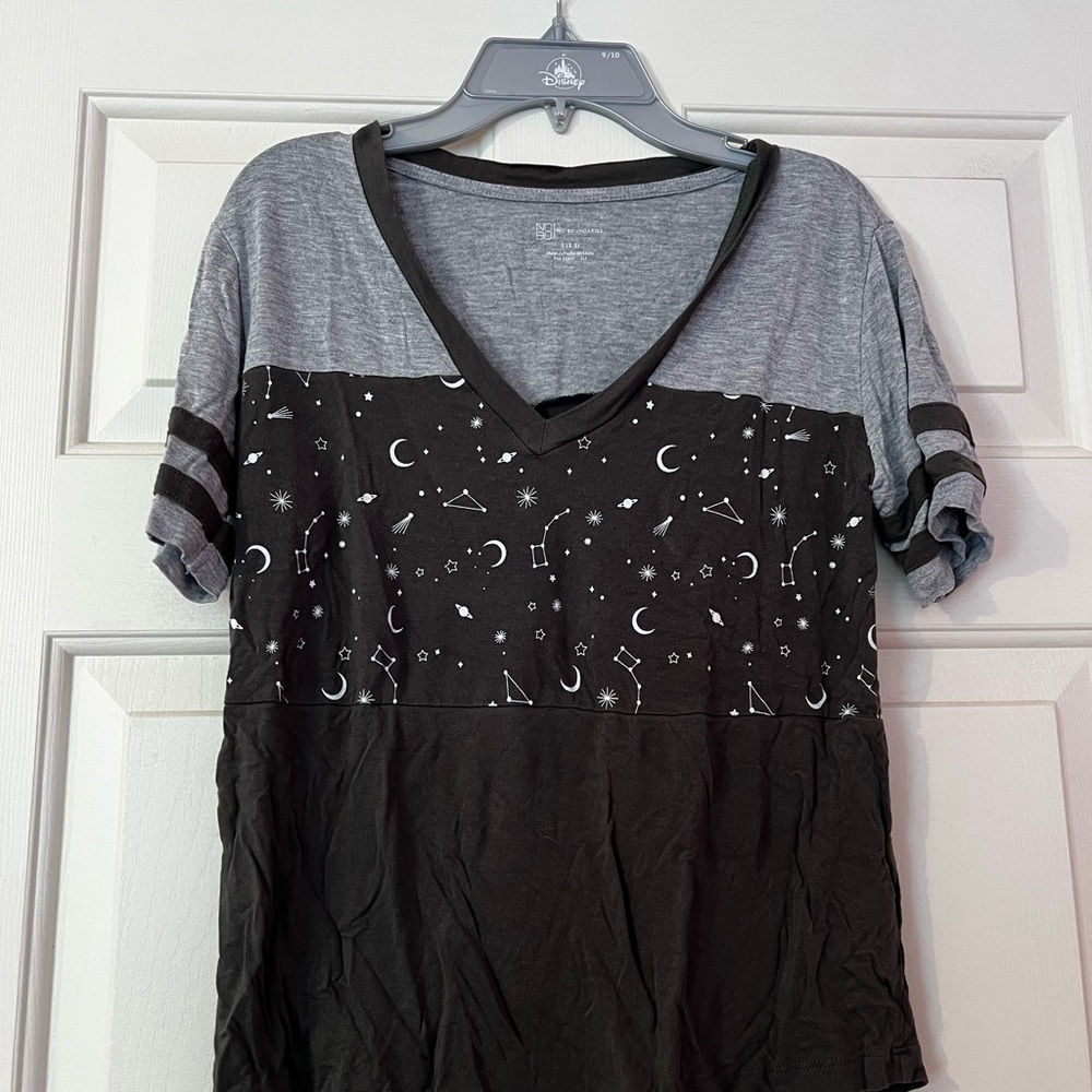 Junior/Woman’s No Boundaries Gray and Black Celestial Short Sleeve Tee
